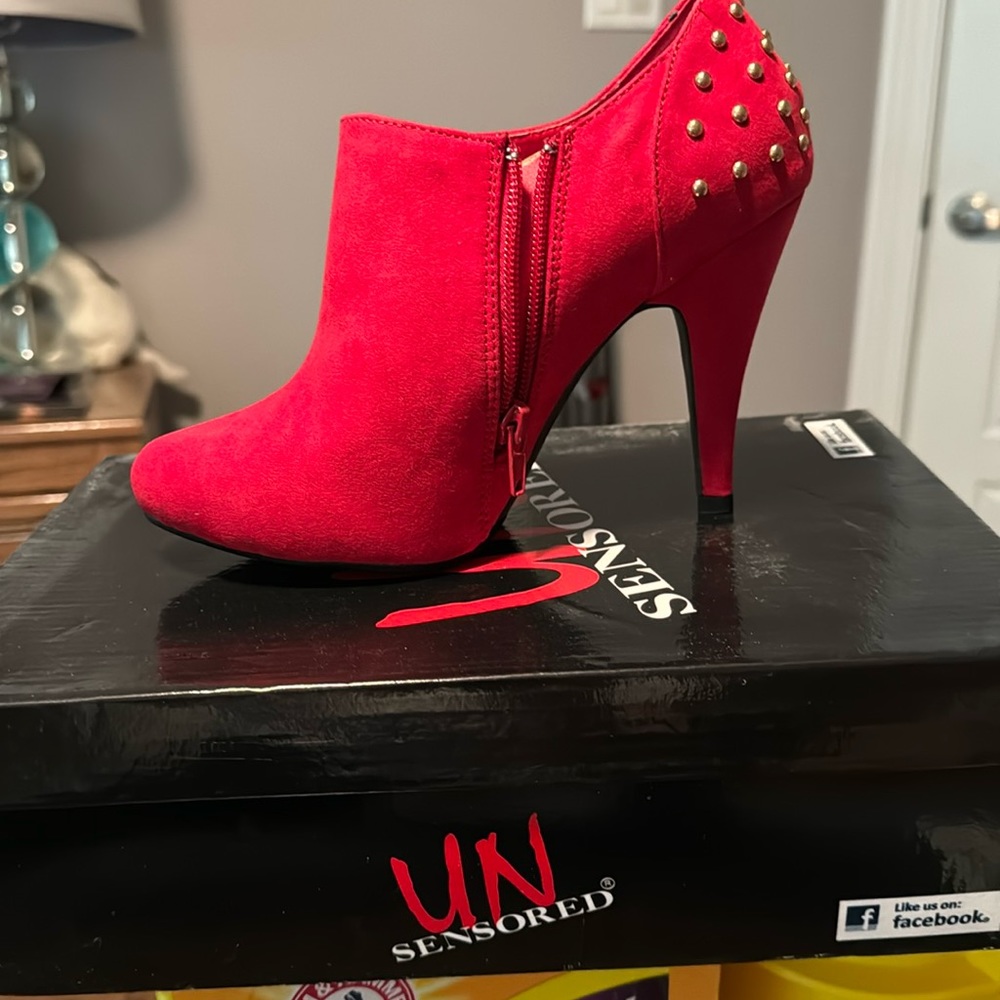Women’s suede like ankle bootie.